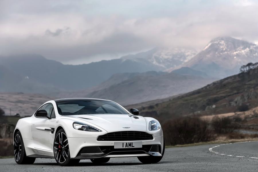  Aston Martin Vanquish Carbon White 2014 года  (UK) (фото 8 из 8)
